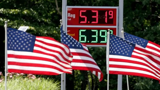 Na semana passada, o preço da gasolina nos EUA chegou a ultrapassar US$ 5 por galão (Foto: MATT STONE/MEDIANEWS GROUP/BOSTON HERALD VIA GETTY via BBC)