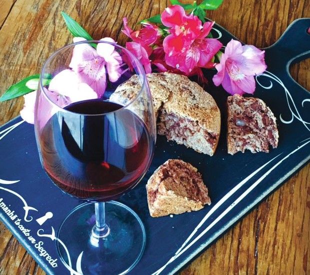 Flores e uma bandeja descolada transformaram a singela combinação de vinho e pão em uma produção digna de foto (Foto: Arquivo pessoal)