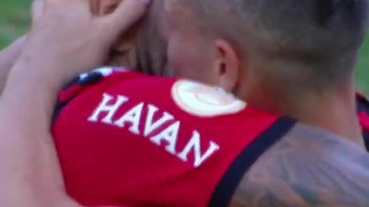 Diego deixa campo emocionado e entrega camisa 10 do Flamengo para Gabigol