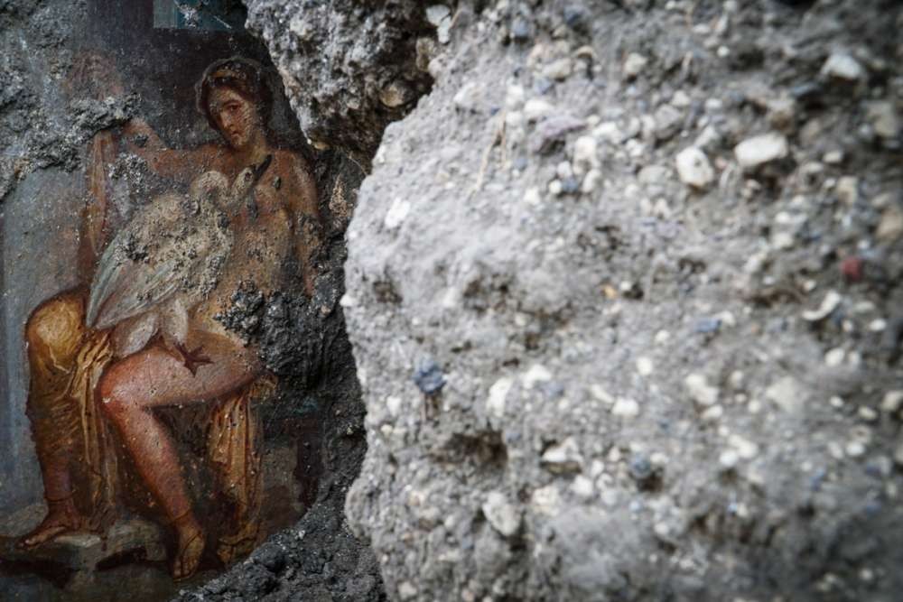 Afresco que retrata a rainha Leda e o deus Zeus como um cisne (Foto: Divulgação/ Cesare Abbate/ Pompeii Sites)