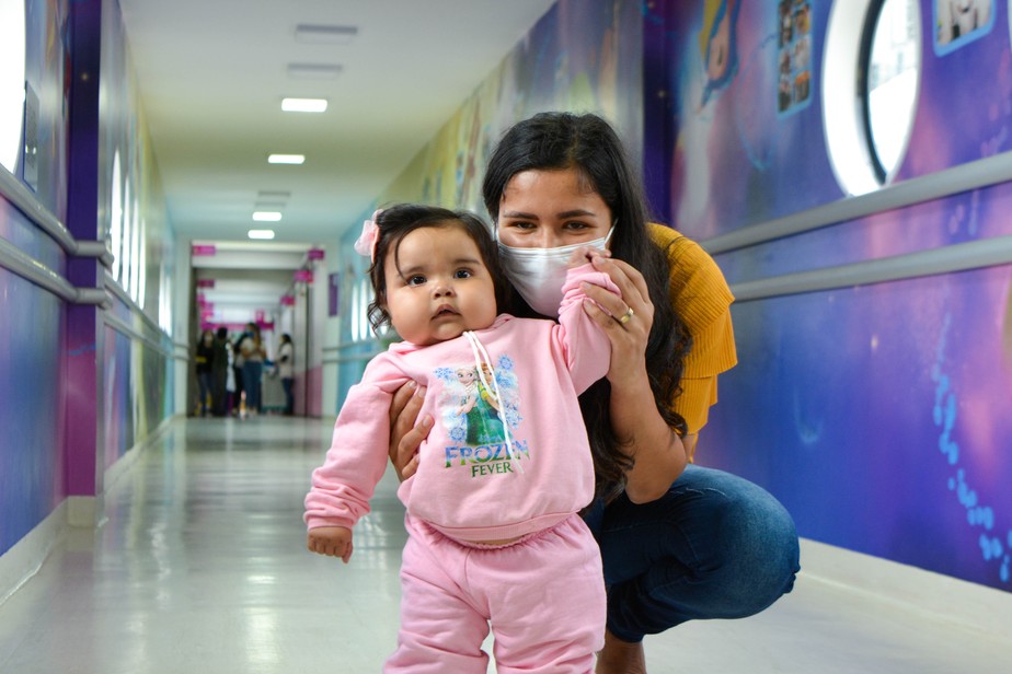 Odissea Almeida da Cruz com a filha, Maria Manuella, no Hospital Pequeno Príncipe