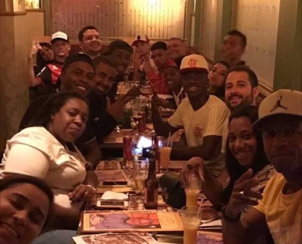 Vinícius Júnior celebra com a família primeiro gol pelo Flamengo