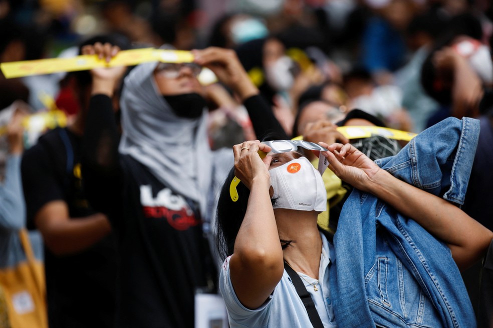 Pessoas acompanham eclipse solar na Indonésia — Foto: Reuters