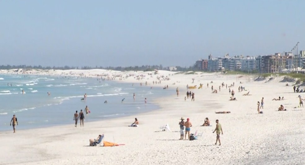 Turista morre após se afogar na Praia do Forte em Cabo Frio, RJ — Foto: Reprodução/Inter TV RJ