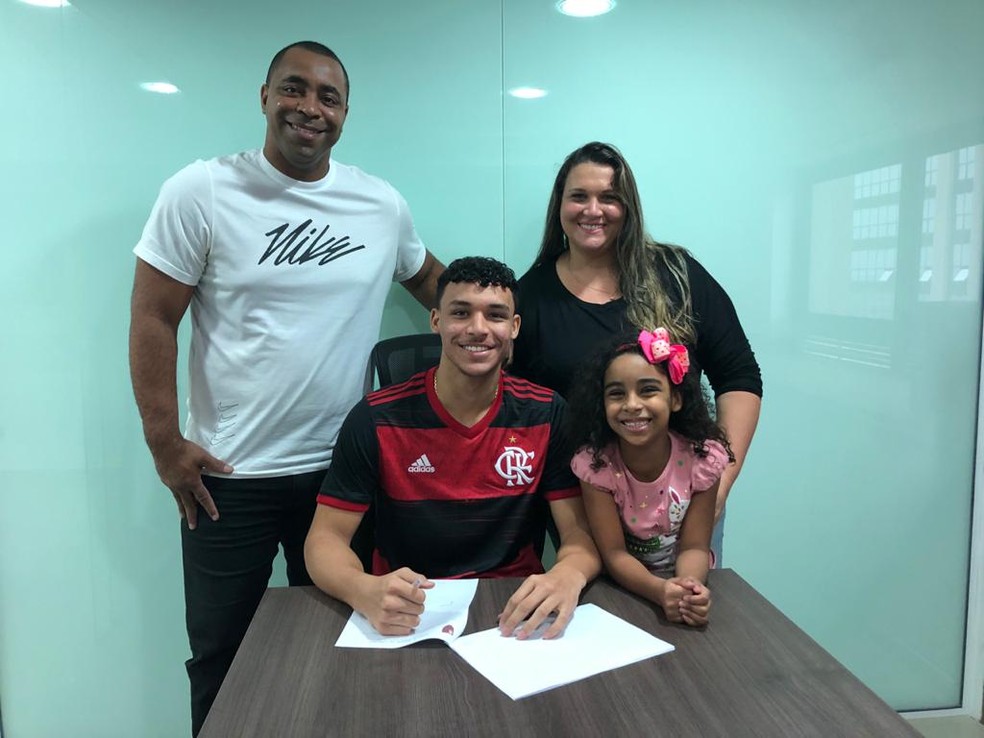 Victor Hugo, ao lado de sua família, assina contrato profissional com o Flamengo — Foto: Reprodução