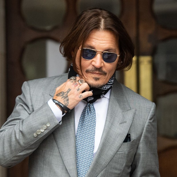 Johnny Depp no julgamento contra a ex-mulher, a atriz Amber Heard, processada por difamação (Foto: Reprodução / Getty Images)