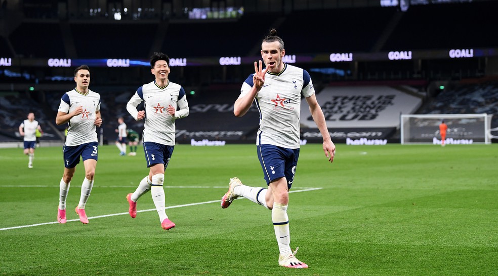 Gareth Bale celebra hat-trick diante do Sheffield — Foto: Getty Images