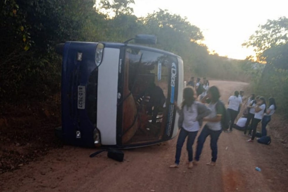 Veículo tombou ao subir ladeira na zona rural de Santana do Cariri — Foto: Arquivo pessoal