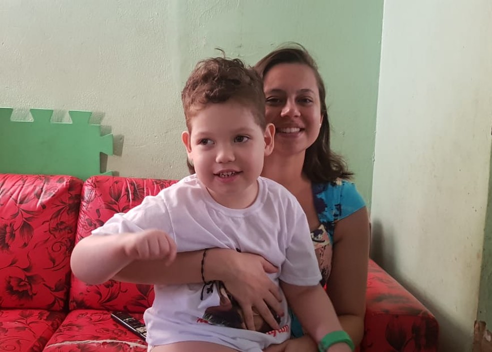 Fernanda dos Santos conseguiu autorização da Anvisa para importar medicamento à base de canabidiol dos Estados Unidos — Foto: Arquivo Pessoal