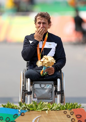Descrição da imagem: Zanardi se emociona com a medalha de ouro no peito (Foto: Andrew Matthews/PA via AP)