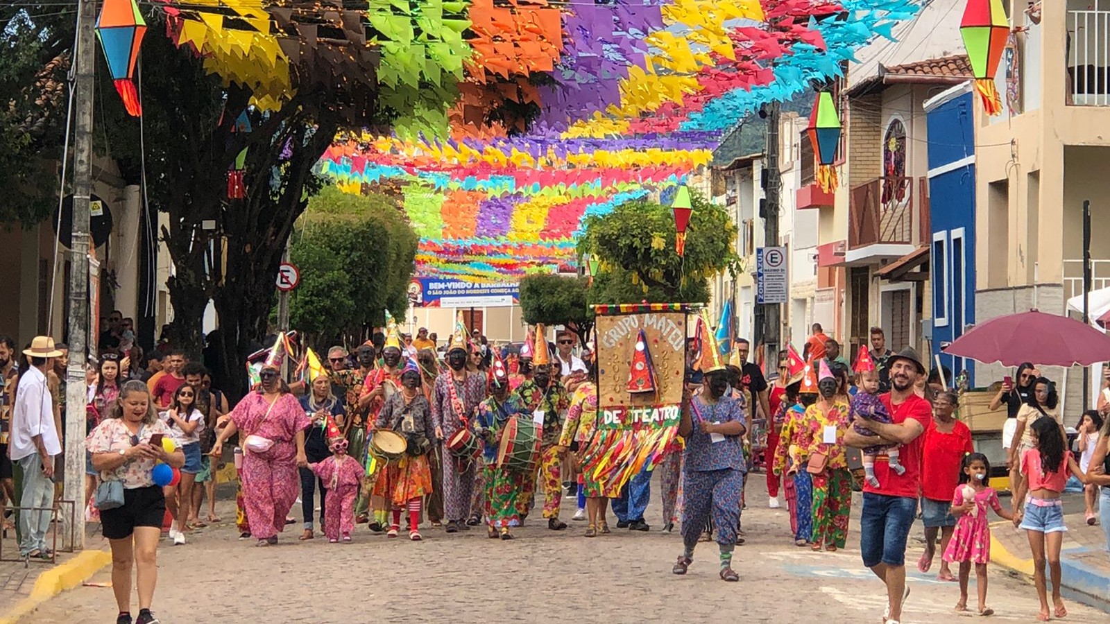 Festa do Pau da Bandeira tem desfile de grupos culturais na manhã deste domingo em Barbalha