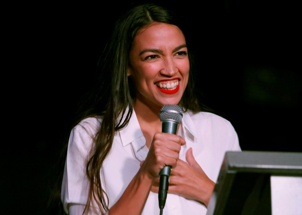 Alexandria Ocasio-Cortez discursa após resultado das eleições em NY — Foto: Andrew Kelly/Reuters