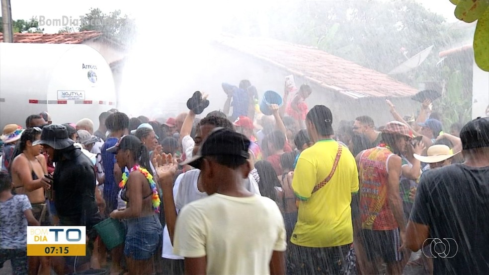 Moradores de Arraias e turistas saem pelas ruas molhando uns aos outros — Foto: Reprodução/TV Anhanguera