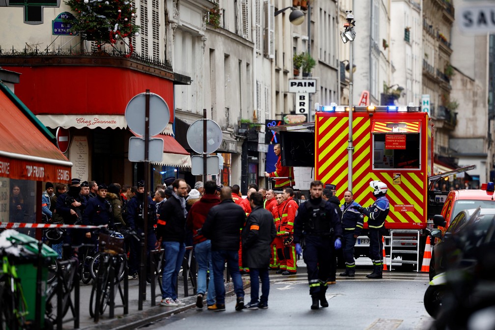 Polícia francesa e bombeiros protegem uma rua depois que tiros foram disparados matando duas pessoas e ferindo várias em um distrito central de Paris, na França, nesta sexta, 23 de dezembro — Foto: Reuters