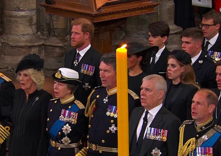 A vela cobrindo o rosto de Meghan Markle durante a transmissão do funeral da Rainha Elizabeth II (Foto: Reprodução)