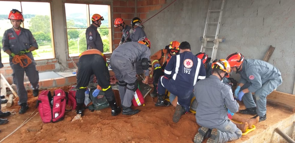 Homem é resgatado após ser soterrado em obra em Caçapava — Foto: Corpo de Bombeiros/Divulgação