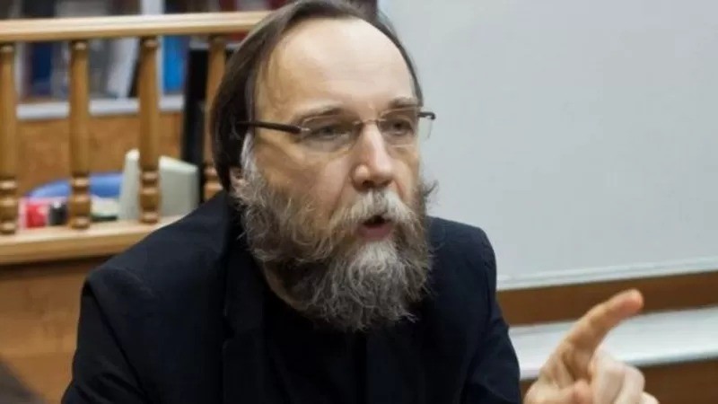 Embora Alexander Dugin não ocupe um cargo oficial no governo, ele é uma figura simbólica na política russa (Foto: ALEXANDER DUGIN via BBC)