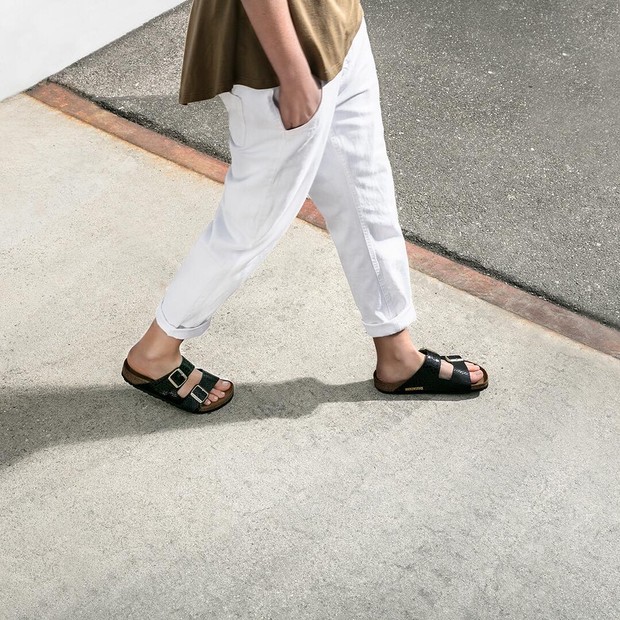 As sandálias não combinam só com bermudas e camisetas, mas também com vários looks mais estilosos. Na foto, Birkenstock (Foto: Divulgação)