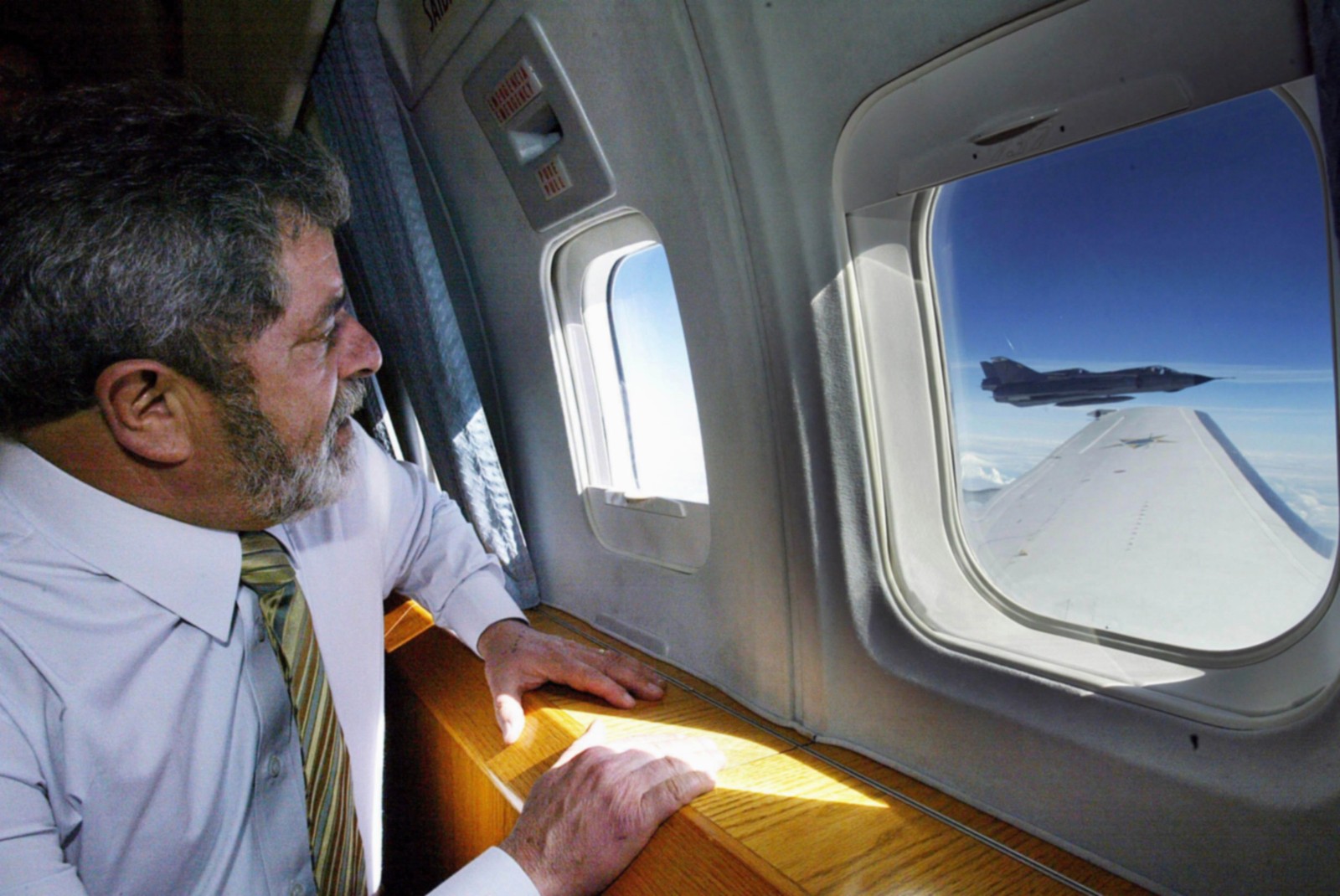 Lula observa caças da FAB que interceptam avião presidencial durante voo.   — Foto: RICARDO STUCKERT / 08.04.2003