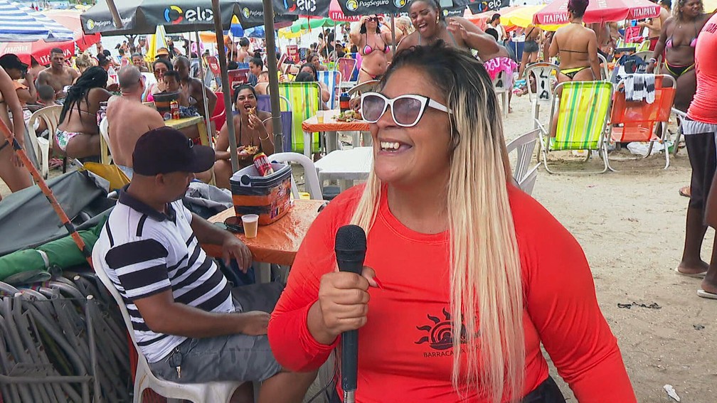 Joelma Ribeiro, a Loura do Bronze, oferece biquínis de fita adesiva no Piscinão — Foto: Reprodução/TV Globo