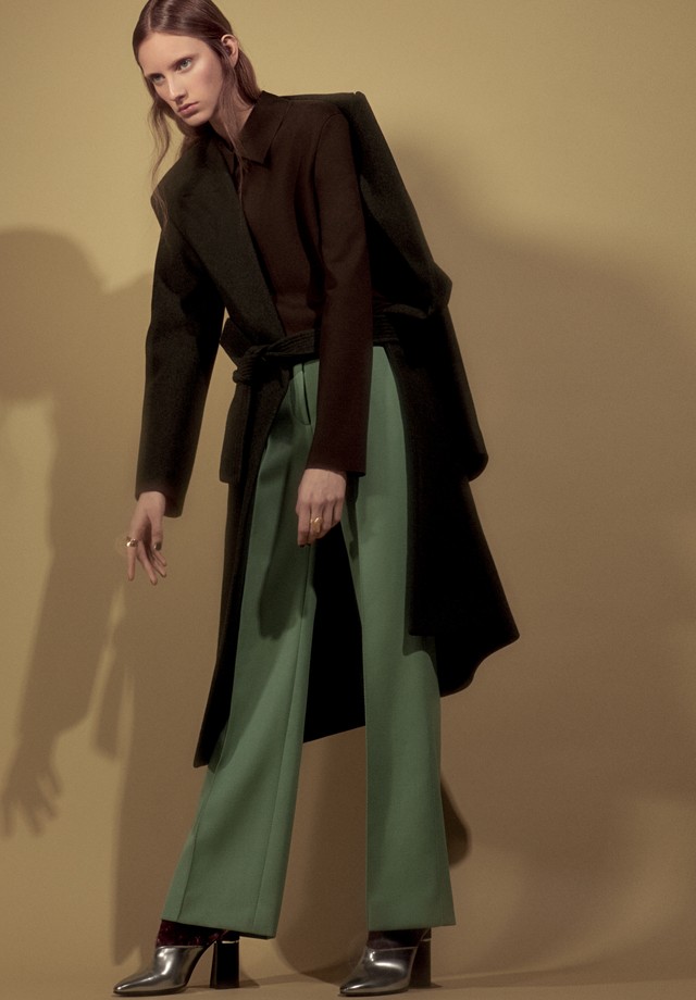 Sarah Berger usa casaco, blusa e calça, tudo Céline. Anéis, a partir de R$ 5.375, ambos Julio Okubo; botas, Phillip Lim (Foto: Gil Inoue)
