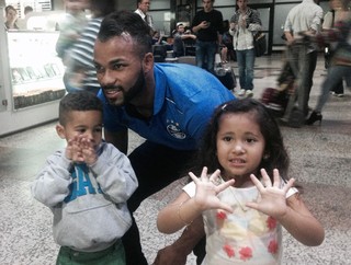 Grêmio retorna com festa de dezenas de torcedores após vitória no Mineirão