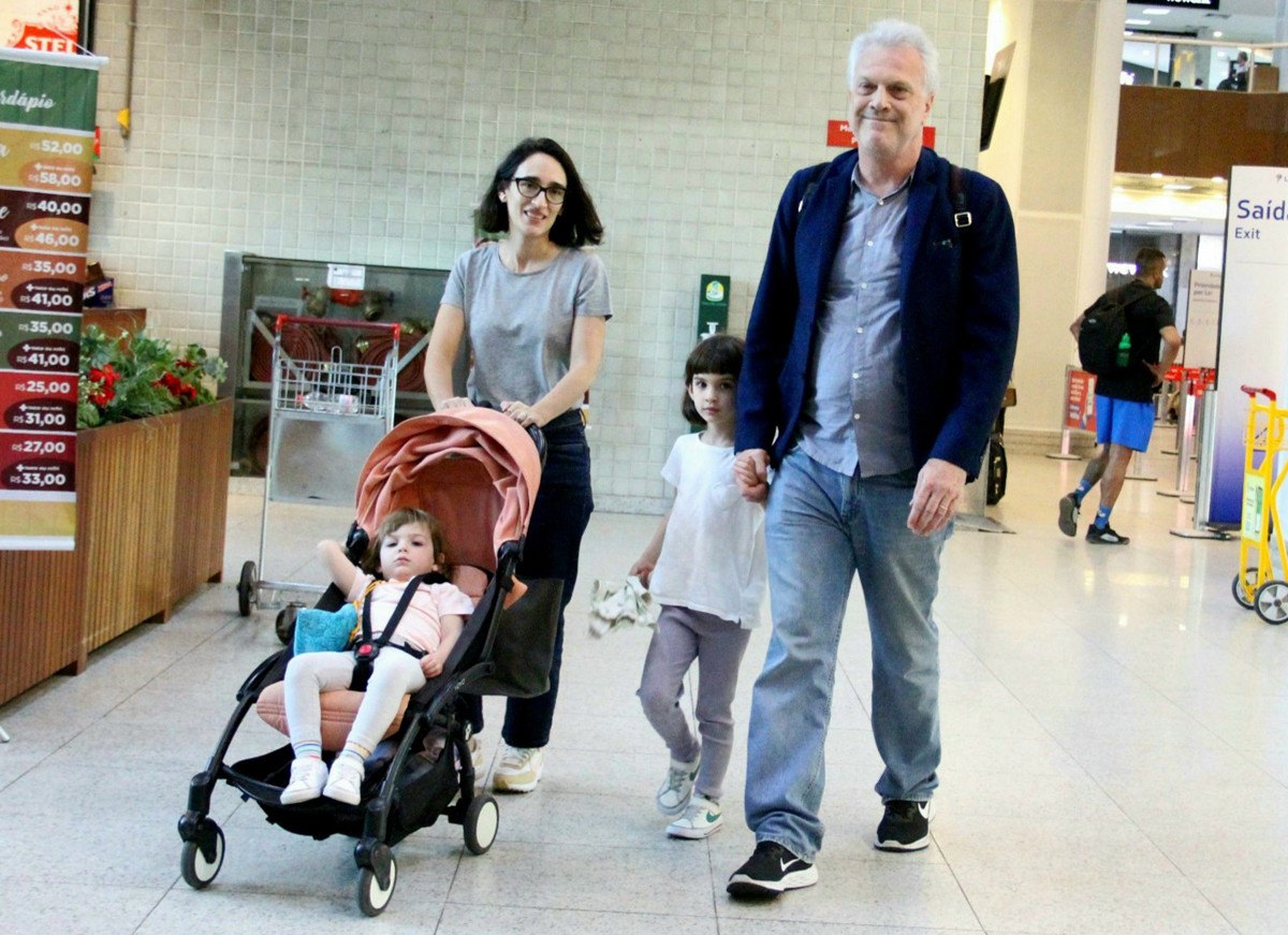 Pedro Bial e Maria Prata embarcaram no aeroporto Santos Dumont com as filhas (Foto: Gabriel Rangel / AgNews)