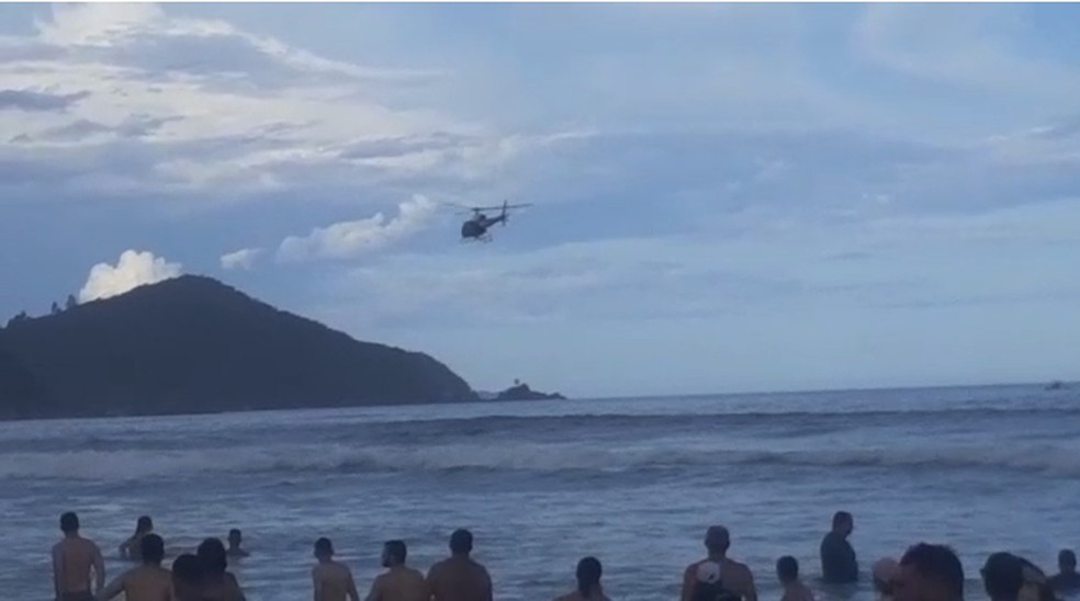 Bombeiros resgatam quatro vítimas de afogamento na Praia Grande em Ubatuba — Foto: Divulgação/Daniel Leite Andrade
