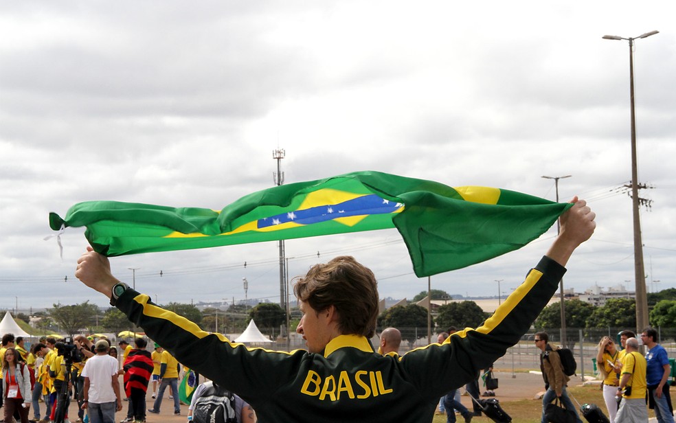 Torcedor exibe bandeira em frente ao Estádio Mané Garrincha, em Brasília (Foto: Vianey Bentes/TV Globo)