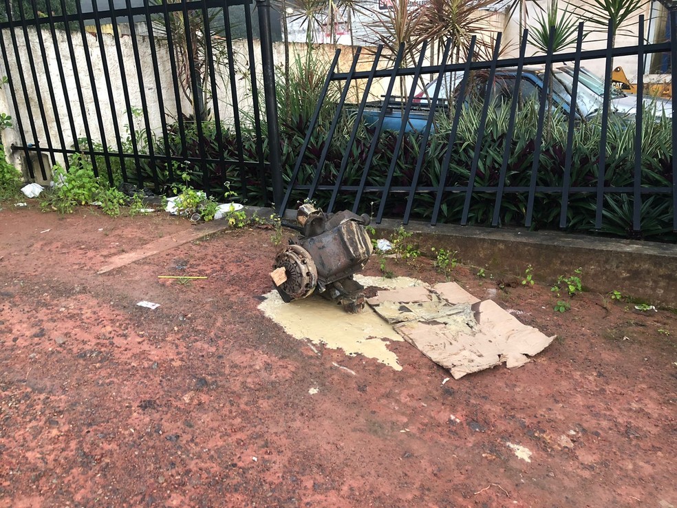 Motor estava sendo transportado no carro e motorista terá que explicar sua origem — Foto: Nick Marone/TV Gazeta