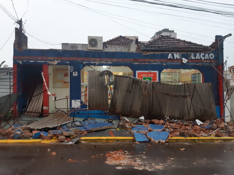 Farm&aacute;cia localizada na Rua Doutor Gurgel, no Centro de Presidente Prudente, teve a fachada danificada &mdash; Foto: Jakeline Foresti/Cedida