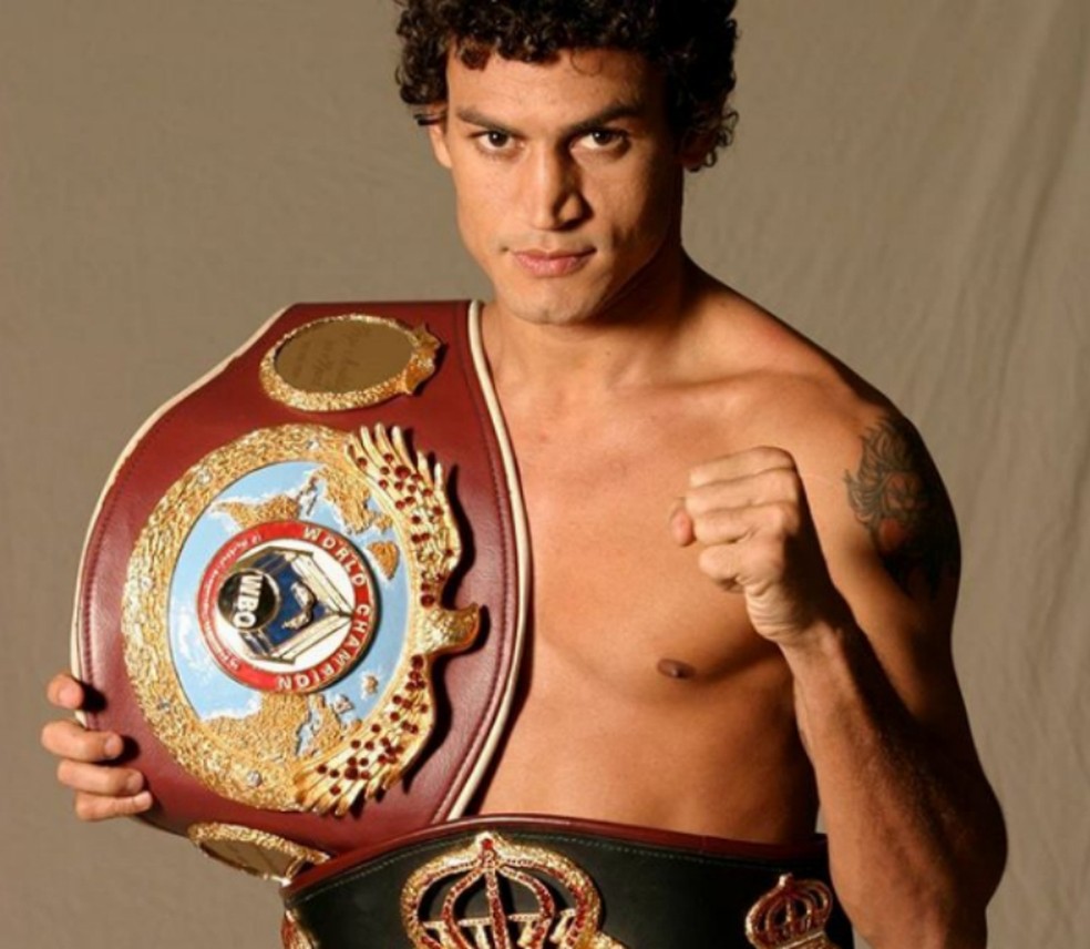 Popó mais jovem com cinturão da WBO (Foto: Reprodução / Instagram)