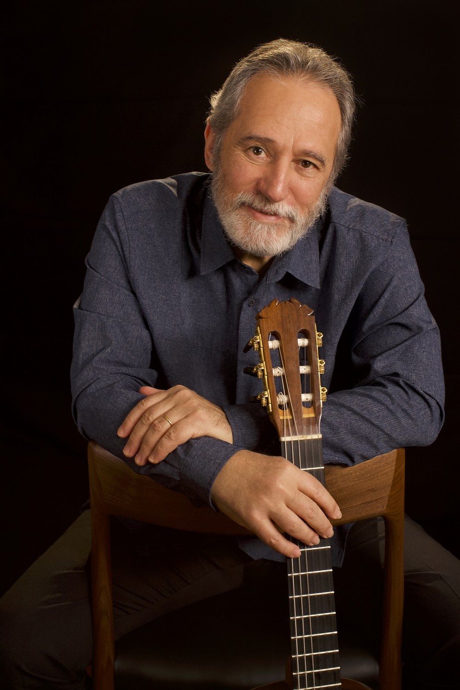 O violonista e compositor Sérgio Assad, que acaba de ganhar seu terceiro Grammy Latino,  trabalha em um projeto de composição de peças inéditas para jovens violonistas