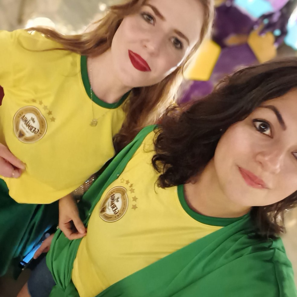 Nathalya e Anna Oliva vestidas de verde e amarelo em Doha, no Catar — Foto: Arquivo pessoal