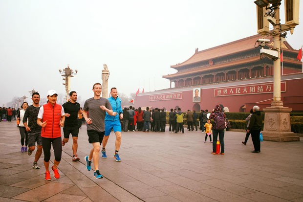 Mark Zuckerberg, presidente-executivo do Facebook, corre na praça de Tiananmen, em Pequim. (Foto: Divulgação/Mark Zuckerberg)