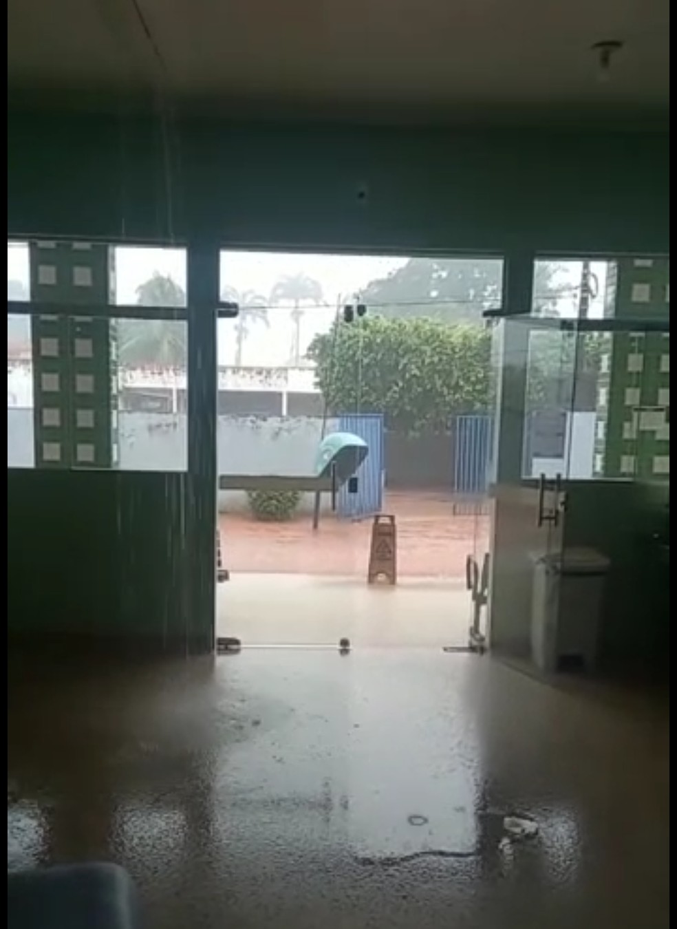 Chuva alagou recepção do hospital de Plácido de Castro nesta sexta-feira (17) — Foto: Reprodução
