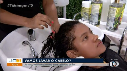 Cabeleireira explica qual a forma correta de lavar os cabelos cacheados