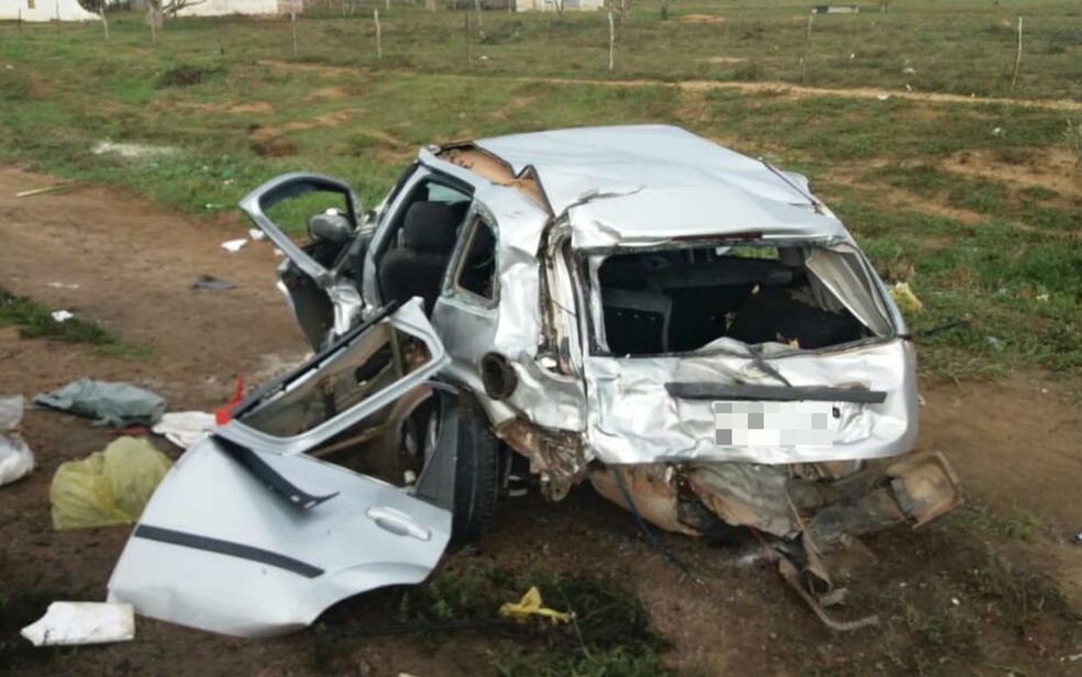 VeÃ­culo ficou completamente destruÃ­do (Foto: ReproduÃ§Ã£o/ItiruÃ§u Online)