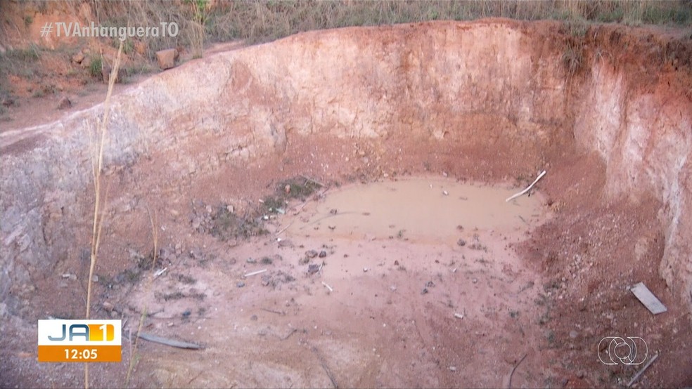 Buraco acumula água em dias de chuva — Foto: Reprodução/TV Anhanguera