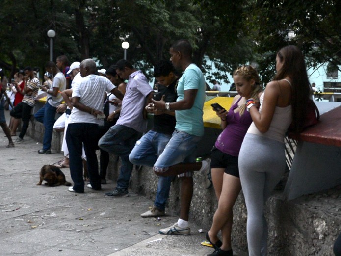 Cubanos acessam a Internet em companhia (Foto: Giordano Tronco)