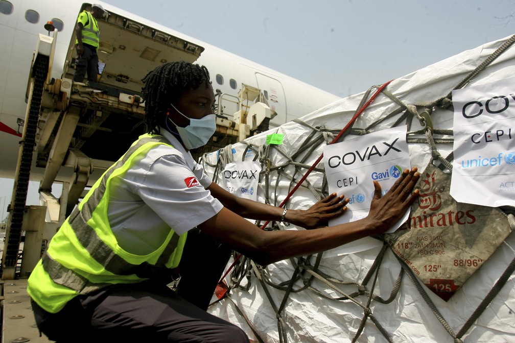 Lote de vacinas contra a Covid-19 da Covax Facility, aliança mundial comandada pela OMS, chega a Abidjan, na Costa do Marfim. em 25 de fevereiro de 2021. País é o 2º do mundo a receber doses da Covax, depois de Gana — Foto: Diomande Ble Blonde/AP