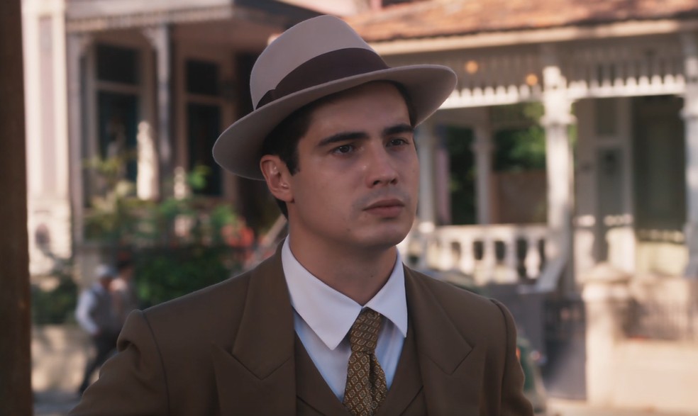 Joaquim (Danilo Mesquita) procura Nelsinho (Johnny Massaro) em 'Além da Ilusão' — Foto: Globo