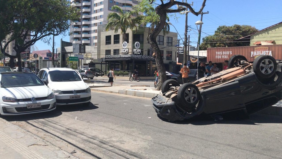 Carro após capotar na antiga Avenida Amélia Rosa, em Maceió, AL — Foto: Viviane Leão/TV Gazeta