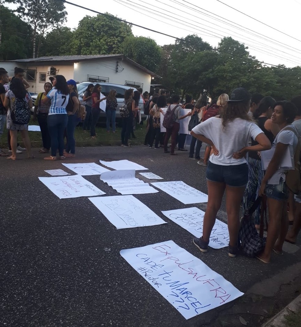 Protesto de alunas na Ufra  (Foto: Divulgação )