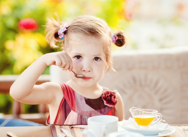 Criança tomando café da manhã (Foto: Shutterstock)
