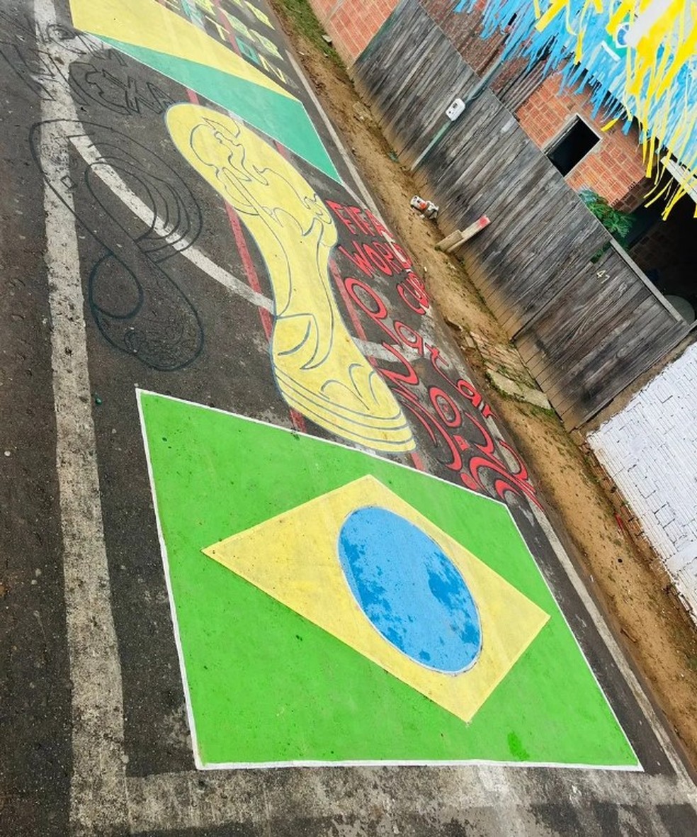 Bandeira do Acre, do Brasil e taça da Copa do Mundo viram pintura na rua Alércio Dias, na capital acreana — Foto: Arquivo pessoal/Vinicius Freitas