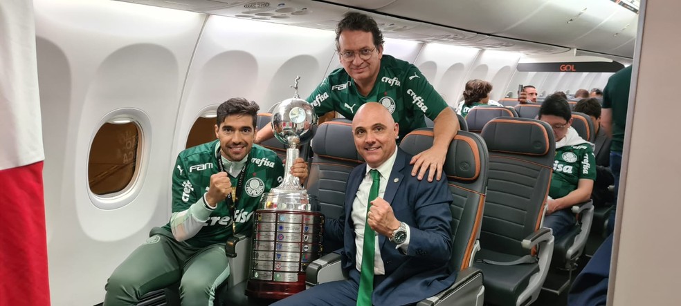O técnico do Palmeiras Abel Ferreira, o presidente Maurício Galiotte e o vice Paulo Buosi com a taça da Libertadores — Foto: Ag. Palmeiras