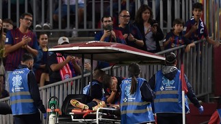 Sergi Roberto sai chorando de campo após lesão no ombro no Campeonato Espanhol — Foto: Josep Lago/AFP