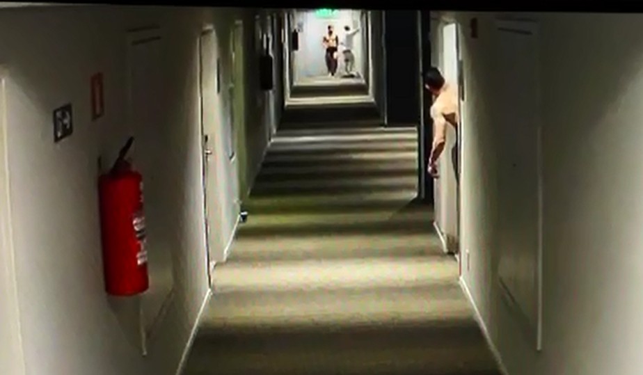 Câmeras de segurança registraram momentos em que jogadores circulam de cueca por hotel onde mulher denunciou ter sido estuprada coletivamente