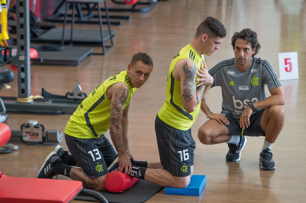 Auxiliar Jo&atilde;o de Deus tamb&eacute;m &eacute; linha dura. Comiss&atilde;o t&eacute;cnica fica atenta a todos os detalhes da prepara&ccedil;&atilde;o &mdash; Foto: Alexandre Vidal / Flamengo